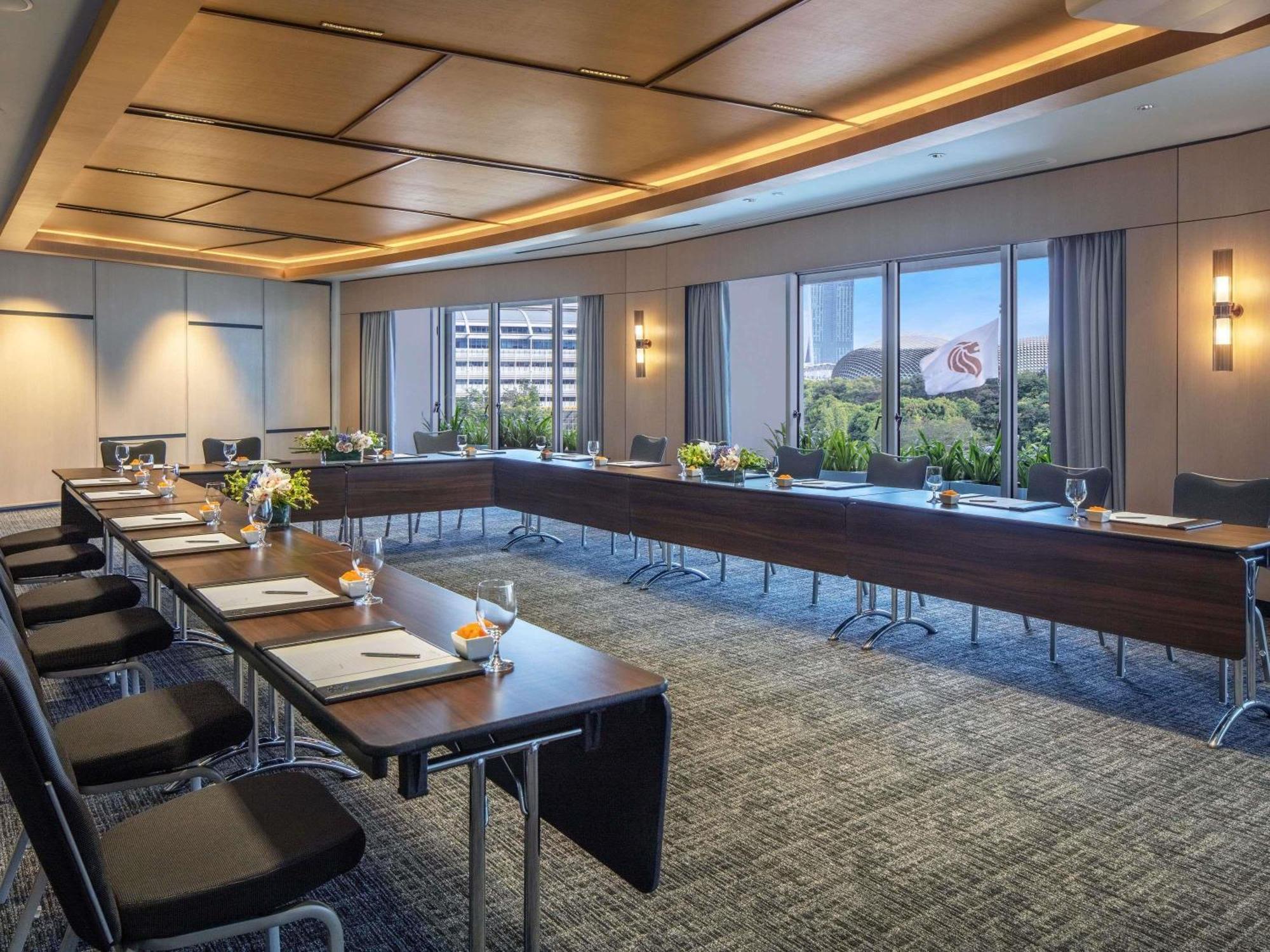 Swissotel The Stamford Hotel 5*