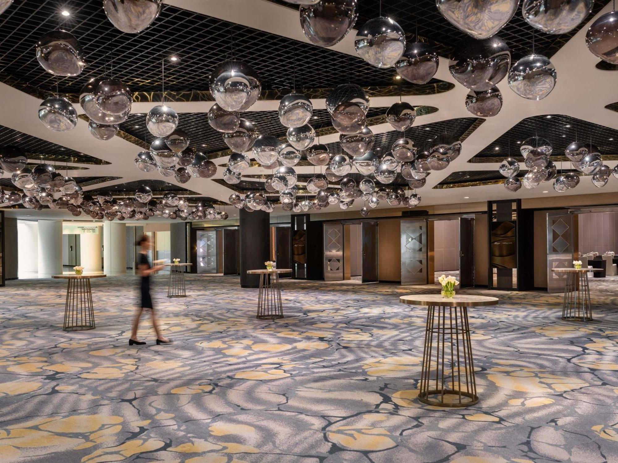 Swissotel The Stamford 5*
